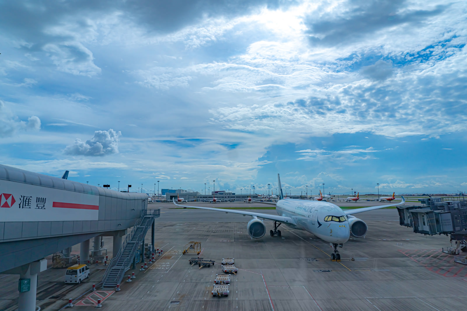 曇りの空港